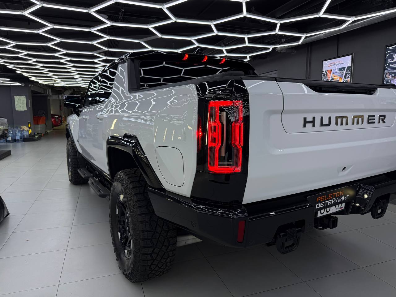 Полная защита GMC Hummer EV: оклейка кузова, черного глянца, лобового и панорамы